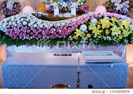 式場に飾られたお洒落な花祭壇 式場に飾られたお洒落な花祭壇 141689009