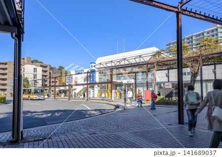 神奈川県横浜市の都市風景 上永谷駅前のバスターミナルと商業施設 神奈川県横浜市の都市風景 上永谷駅前のバスターミナルと商業施設 141689037