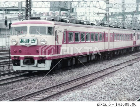 国鉄時代の田町駅付近を走行する157系特急形電車の特急「あまぎ」 141689306