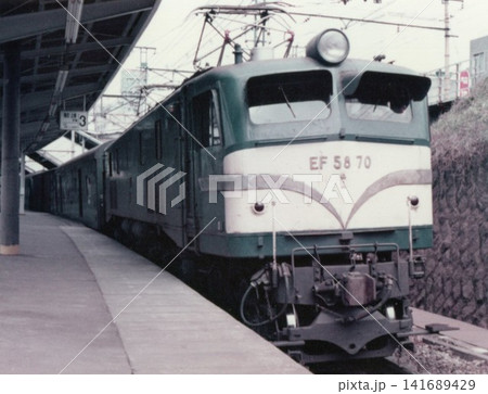 国鉄時代の赤羽駅ホームを通過するEF58形電気機関車(70号機)牽引の荷物列車 国鉄時代の赤羽駅ホームを通過するEF58形電気機関車(70号機)牽引の荷物列車 141689429