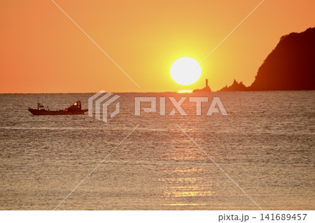 ダルマ夕日になる直前海面から光が浮いた海岸 ダルマ夕日になる直前海面から光が浮いた海岸 141689457