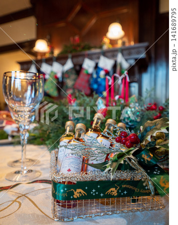 洋館のクリスマス飾りのある風景 141689795