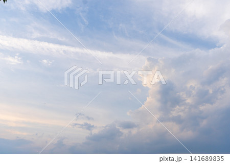 猛暑日の午後の夏空 猛暑日の午後の夏空 141689835