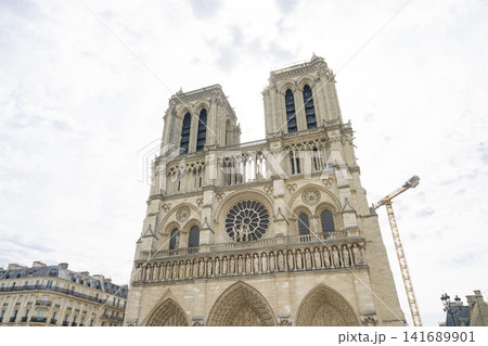 フランス・パリのノートルダム大聖堂と歴史的なゴシック建築の外観 141689901