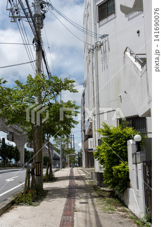 モノレールの軌道とバス停留所のある快晴の車道と点字ブロックのある歩道 モノレールの軌道とバス停留所のある快晴の車道と点字ブロックのある歩道 141690076