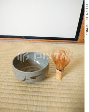 茶道イメージ 畳と陶器の茶碗・茶筅/Matcha whisk and ceramic tea bow 141690143