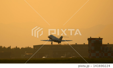 夕暮れに離陸する航空自衛隊T-400練習機 141690224