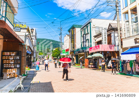 旧軽井沢のメインストリート 盛夏の旧軽井沢銀座通り 旧軽井沢のメインストリート 盛夏の旧軽井沢銀座通り 141690809
