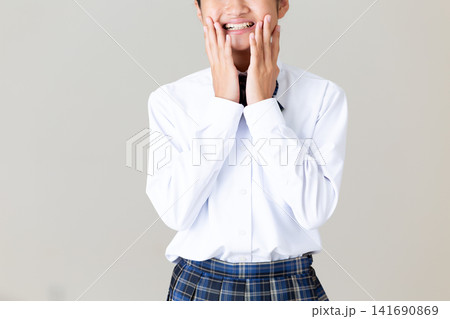 喜ぶ制服姿の中学生の女の子・グレーバック 喜ぶ制服姿の中学生の女の子・グレーバック 141690869
