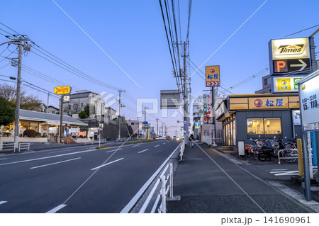 神奈川県横浜市の都市風景 踊場駅前の長後街道と飲食店 神奈川県横浜市の都市風景 踊場駅前の長後街道と飲食店 141690961