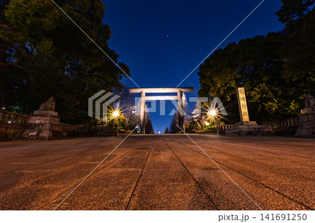 ローアングルで仰ぎ見る夜の靖国神社・第一鳥居と石畳の広々とした参道 2024年3月 ローアングルで仰ぎ見る夜の靖国神社・第一鳥居と石畳の広々とした参道 2024年3月 141691250