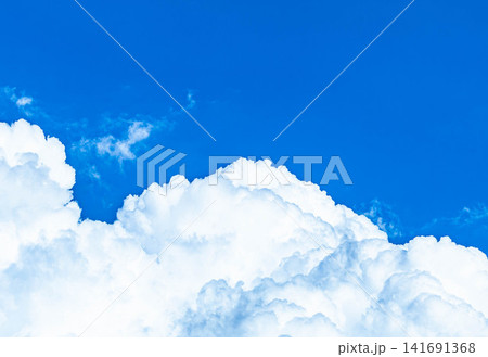 青空と真夏の黙々と湧き立つ入道雲のイシンプルなメージ風景 青空と真夏の黙々と湧き立つ入道雲のイシンプルなメージ風景 141691368
