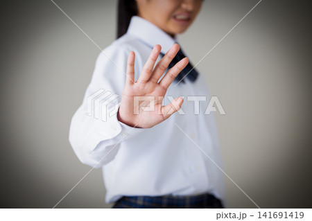 拒否のポーズをする制服姿の中学生の女の子・グレーバック 拒否のポーズをする制服姿の中学生の女の子・グレーバック 141691419