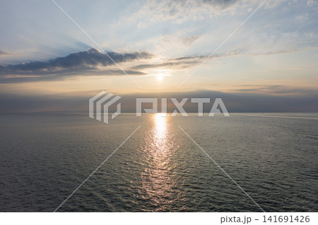 新潟港に入港するフェリーから見た日本海の夕暮れ 141691426