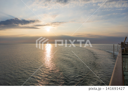 新潟港に入港するフェリーから見た日本海の夕暮れ 新潟港に入港するフェリーから見た日本海の夕暮れ 141691427