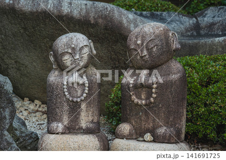寺の境内に並ぶ二体のわらべ地蔵 寺の境内に並ぶ二体のわらべ地蔵 141691725