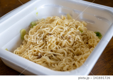 とても美味しい日本のカップ焼きそば とても美味しい日本のカップ焼きそば 141691726
