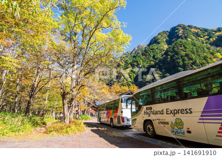 秋の上高地 バスターミナル周辺の風景《長野県 松本市》 秋の上高地 バスターミナル周辺の風景《長野県 松本市》 141691910