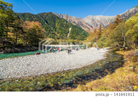 秋の上高地 河童橋から望む雄大な穂高連峰と清流梓川の流れ《長野県 松本市》 141691911