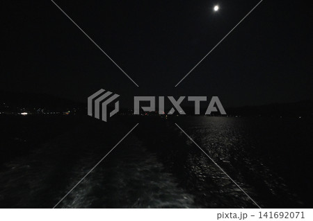 月夜の航海、月明かりの中進むフェリー旅 月夜の航海、月明かりの中進むフェリー旅 141692071