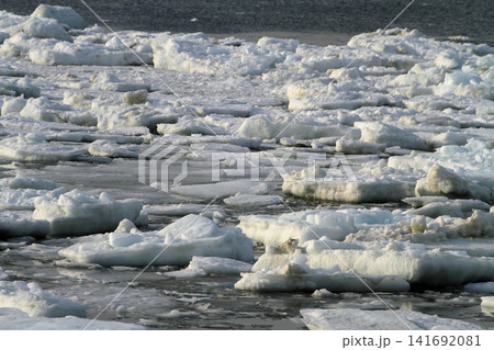 網走公園線沿いから見るオホーツク海の流氷群 網走公園線沿いから見るオホーツク海の流氷群 141692081