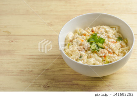鶏ひき肉と豆腐の餡かけうどん 鶏ひき肉と豆腐の餡かけうどん 141692282