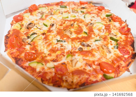 彩り野菜をたっぷりトッピングしたホールピザ 彩り野菜をたっぷりトッピングしたホールピザ 141692568