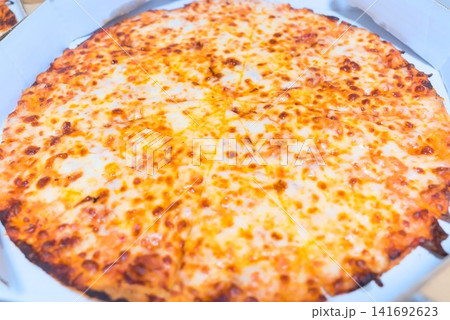 焼きたてのホールチーズピザを箱入りで撮影した料理写真 焼きたてのホールチーズピザを箱入りで撮影した料理写真 141692623