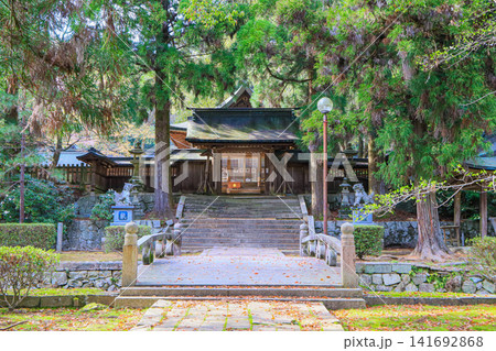 山口市天花にある豊栄神社参道と神門 山口市天花にある豊栄神社参道と神門 141692868