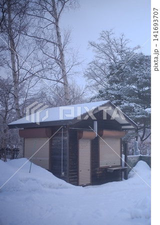 雪景色の公園に佇む木造売店と冬の風景 雪景色の公園に佇む木造売店と冬の風景 141693707