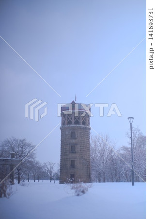 雪景色の公園に建つ展望塔と静かな冬の風景 141693731