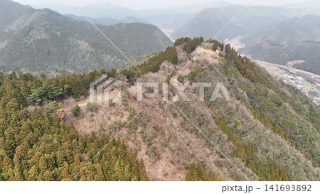 鳥取県八頭郡若桜町 「若桜鬼ヶ城」の空撮 曲輪と石垣の様子 鳥取県八頭郡若桜町 「若桜鬼ヶ城」の空撮 曲輪と石垣の様子 141693892