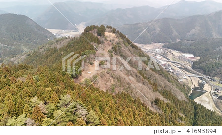 鳥取県八頭郡若桜町 「若桜鬼ヶ城」の空撮 曲輪と石垣の様子 鳥取県八頭郡若桜町 「若桜鬼ヶ城」の空撮 曲輪と石垣の様子 141693894