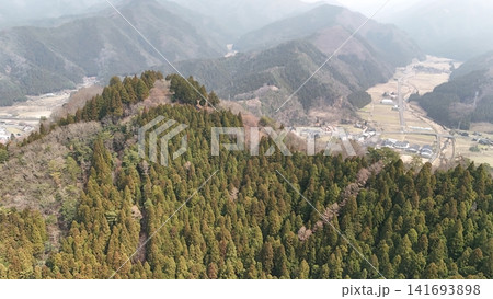 鳥取県八頭郡若桜町 「若桜鬼ヶ城」の空撮 曲輪と石垣の様子 鳥取県八頭郡若桜町 「若桜鬼ヶ城」の空撮 曲輪と石垣の様子 141693898
