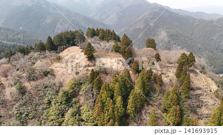 鳥取県八頭郡若桜町 「若桜鬼ヶ城」の空撮 曲輪と石垣の様子 鳥取県八頭郡若桜町 「若桜鬼ヶ城」の空撮 曲輪と石垣の様子 141693915