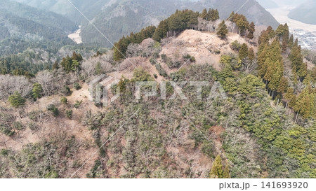 鳥取県八頭郡若桜町 「若桜鬼ヶ城」の空撮 曲輪と石垣の様子 鳥取県八頭郡若桜町 「若桜鬼ヶ城」の空撮 曲輪と石垣の様子 141693920