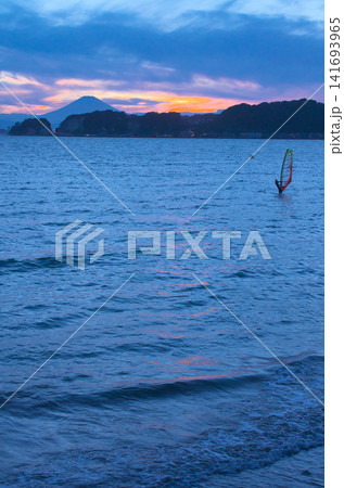 夏の湘南海岸(材木座海岸)の印象的な夕暮れ 自然風景 夏の湘南海岸(材木座海岸)の印象的な夕暮れ 自然風景 141693965