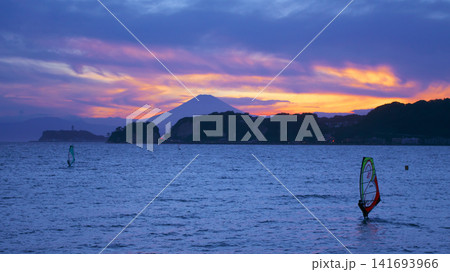 夏の湘南海岸(材木座海岸)の印象的な夕暮れ 自然風景 夏の湘南海岸(材木座海岸)の印象的な夕暮れ 自然風景 141693966