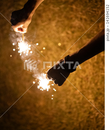 手持ち花火で遊ぶ人 手持ち花火で遊ぶ人 141694152