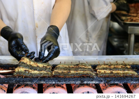 職人が焼く うなぎの蒲焼き 職人が焼く うなぎの蒲焼き 141694267