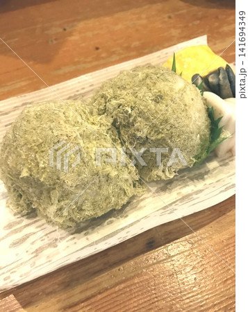 とろろ昆布をまとったおにぎり 和食の一品 141694349