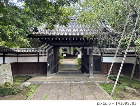 東京都小金井市本町にある尼寺「三光院」の正門。京都の尼門跡寺院で紡がれてきた精進料理を提供している 東京都小金井市本町にある尼寺「三光院」の正門。京都の尼門跡寺院で紡がれてきた精進料理を提供している 141695383