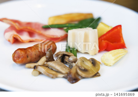 ソーセージとグリル野菜がアップで盛られた白いプレート ソーセージとグリル野菜がアップで盛られた白いプレート 141695869