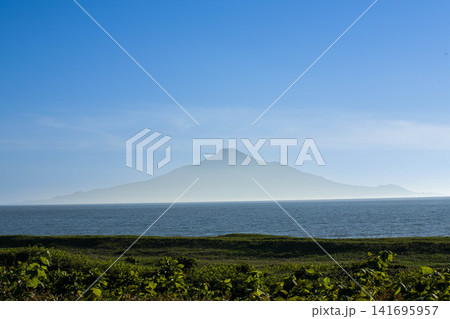 北海道から望む利尻島、青い海と雄大な火山の絶景 北海道から望む利尻島、青い海と雄大な火山の絶景 141695957