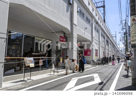 東京都目黒区の都市風景 学芸大学駅前の公園通りと東横線高架下 東京都目黒区の都市風景 学芸大学駅前の公園通りと東横線高架下 141696098