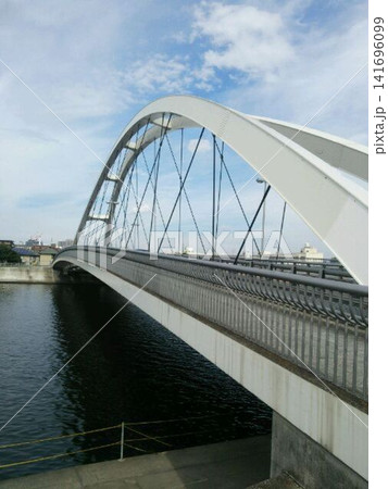 青空と鶴見川に架かる橋 青空と鶴見川に架かる橋 141696099