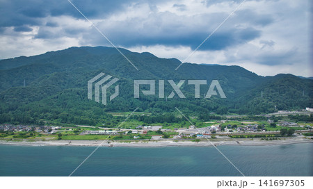 梅雨明けが近く大気に蒸気が充満している富山県朝日町の東端の境海岸周辺の様子 141697305