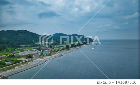 梅雨明けが近く大気に蒸気が充満している富山県朝日町の東端の境海岸周辺の様子 梅雨明けが近く大気に蒸気が充満している富山県朝日町の東端の境海岸周辺の様子 141697310