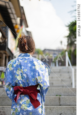 観光を楽しむ浴衣の女性（伊香保温泉石段街） 141697702