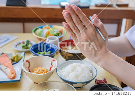 ご飯を食べる女性 ご飯を食べる女性 141698213